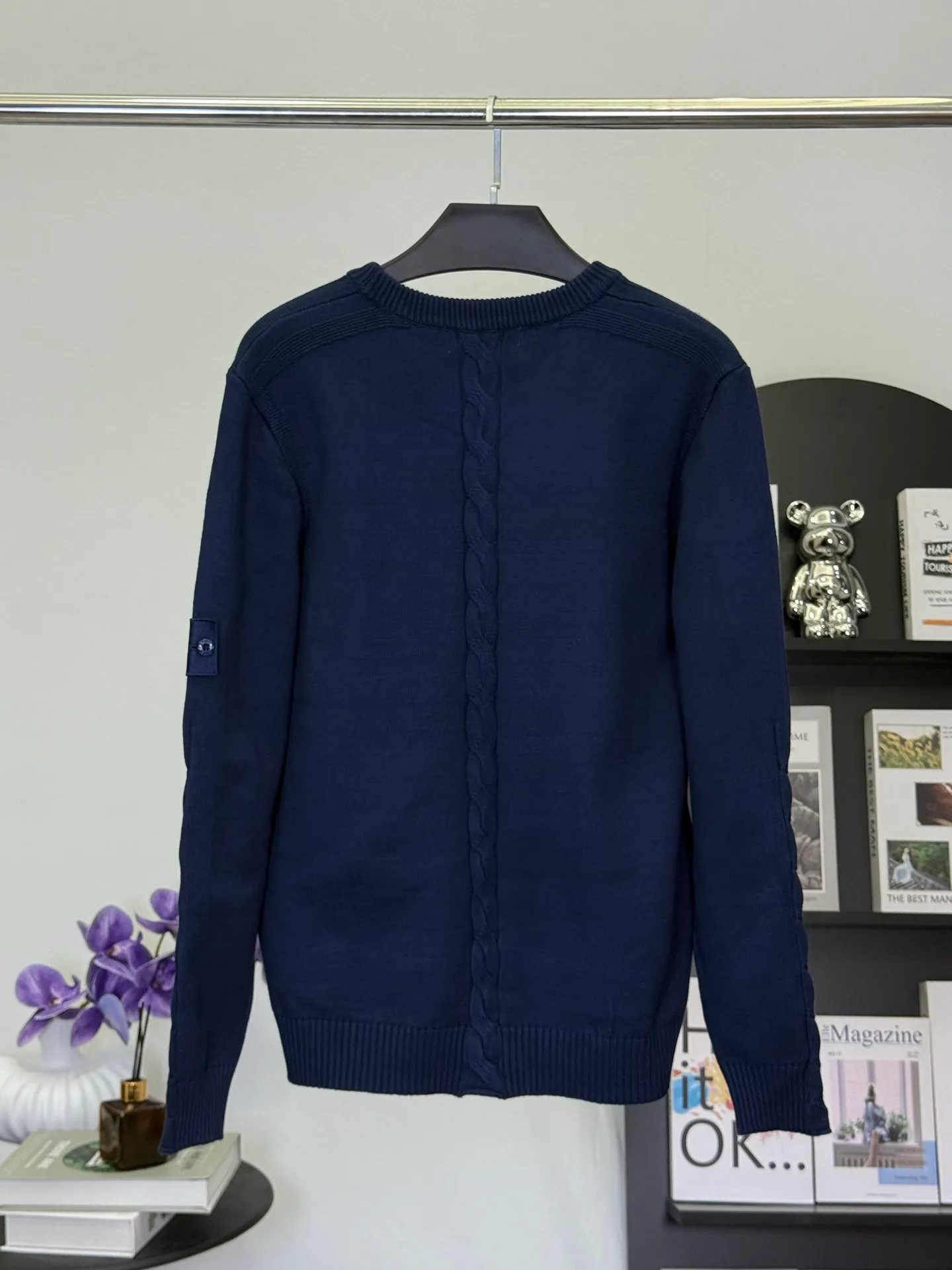P400 💕Stone Island’s knitted sweater turns the workwear texture into a street-recognizable card. In the “style coordinate system” of trendy brands, Stone Island’s navy blue round-neck knitted sweater is the golden intersection of “function and style”.  It uses solid knitting technology to create a neat silhouette. The low-key cross logo on the chest and the brand's iconic detail design are the fashionable luxury code engraved in the DNA of Stone Island. The navy blue model hides a hard-core texture in simplicity; the classic round neck is suitable for all styles and is a "style converter" in the wardrobe.  As an ingenious work of an Italian fashionable luxury brand, its knitted texture is crisp and tough, and the upper body has a tough aura of workwear style while being comfortable for daily wear. Whether paired with overalls to create a functional trend, or paired with jeans to create a street style, you can easily wear it with a high-end feel that is instantly recognizable to fashion industry veterans.  This autumn and winter, let it become the "dark blue medal" in your wardrobe and unlock the daily functional aesthetics of Stone Island~